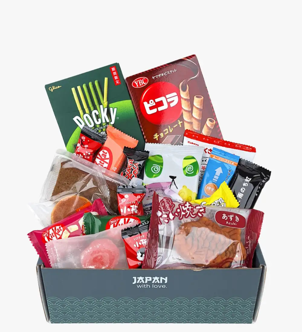 En grå presentlåda märkt ’japan with love’ fylld med blandade japanska snacks inklusive pocky, kitkat och azuki-kakor.