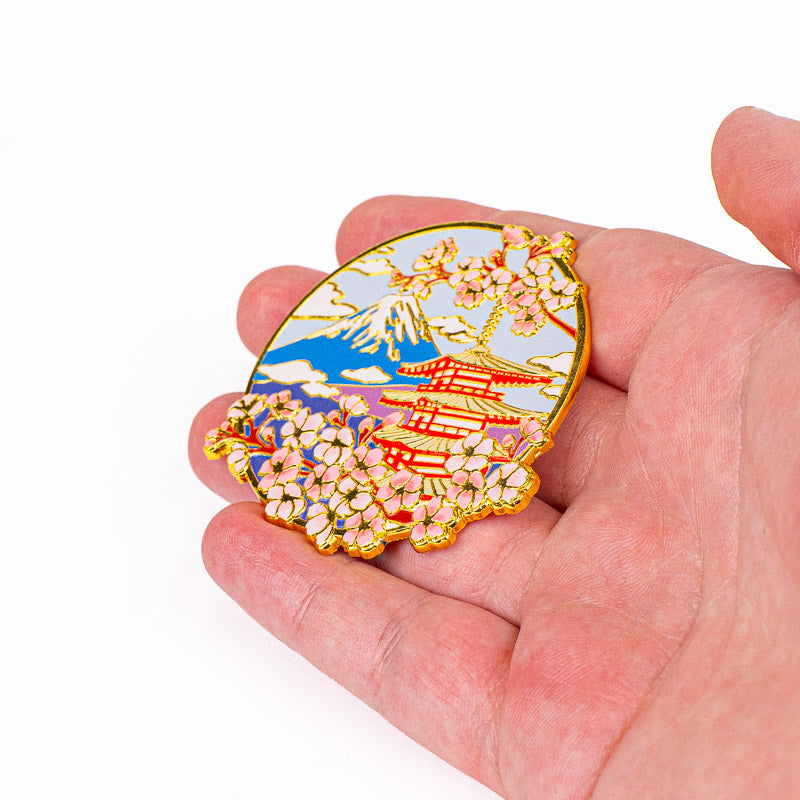 Japansk magnet i metall med motiv av pagod Fuji och sakura