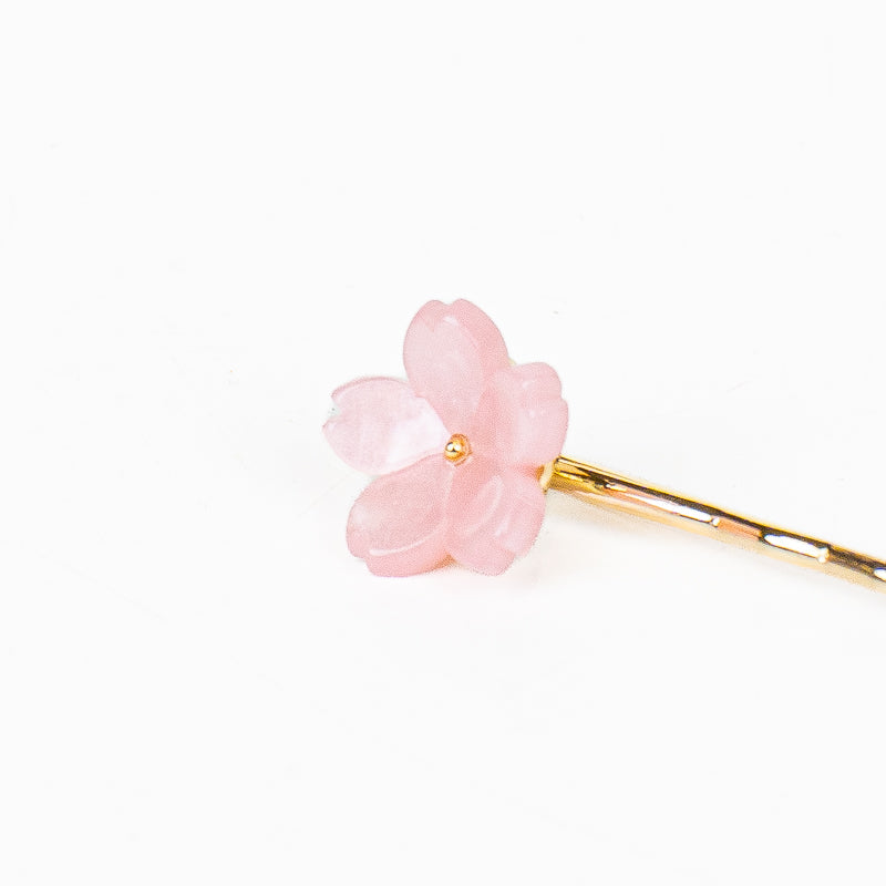 Japanska hårspännen med Daruma- och Sakura-motiv