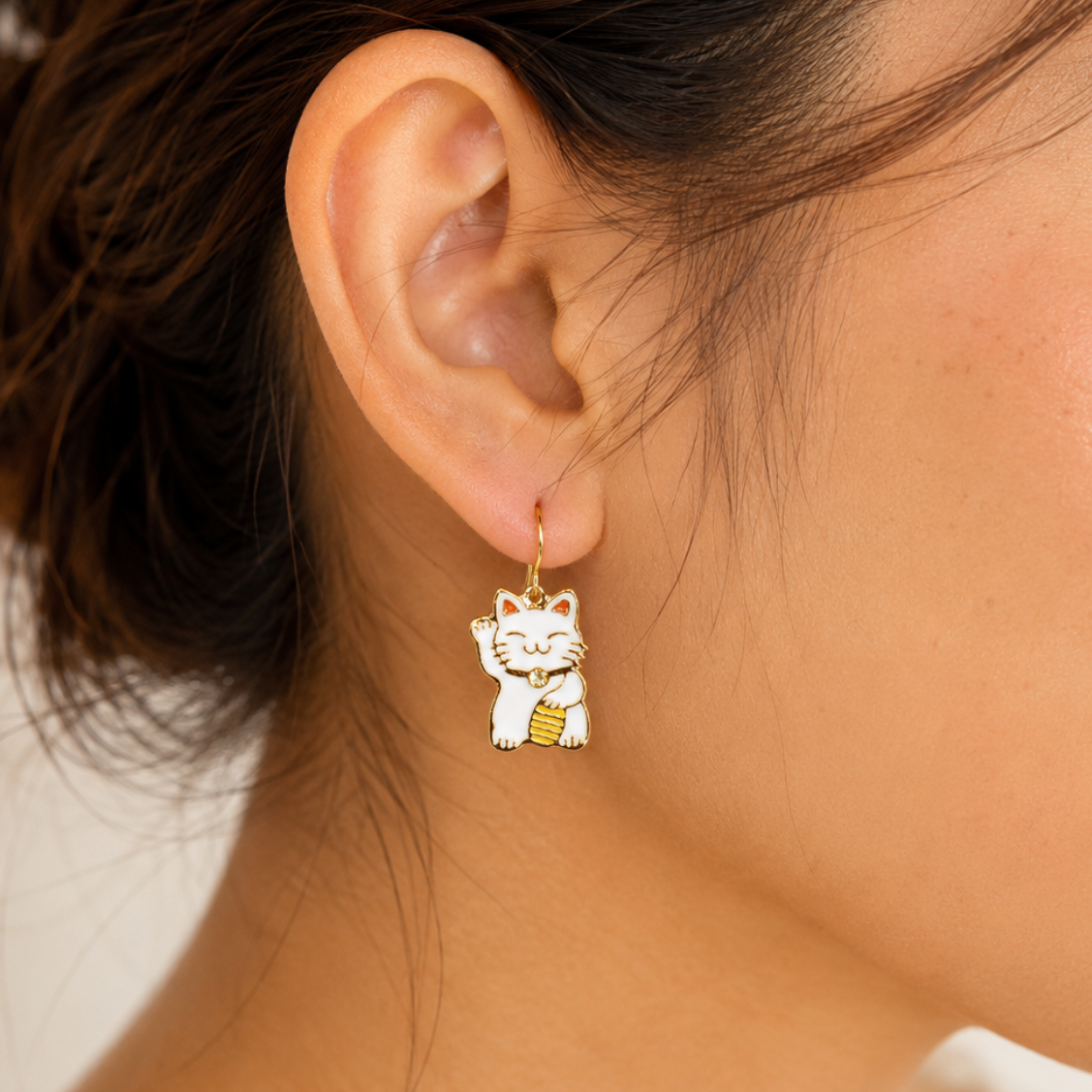 Japanska Maneki-Neko-örhängen i vitt och guld