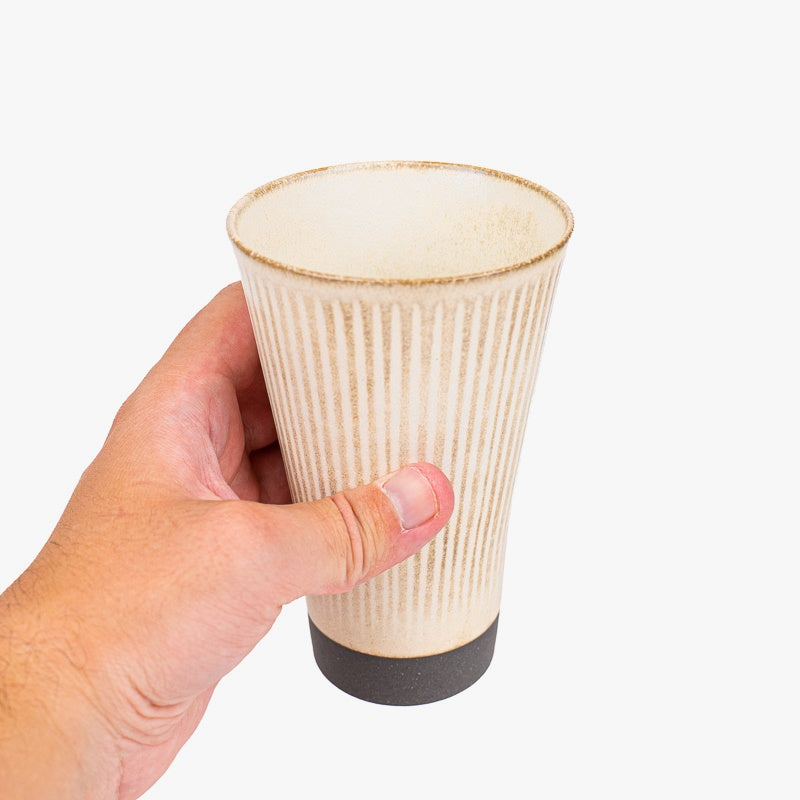 Stor beige japansk mugg