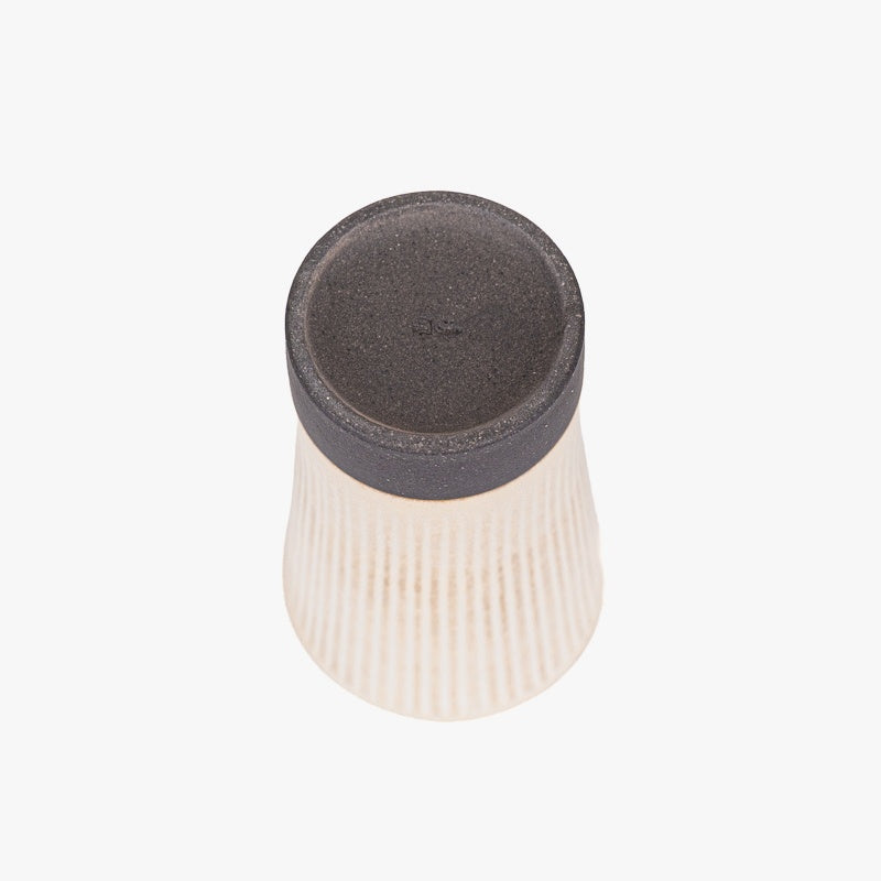 Stor beige japansk mugg