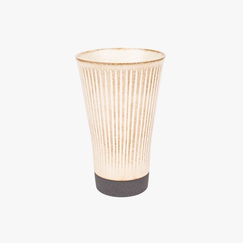 Stor beige japansk mugg