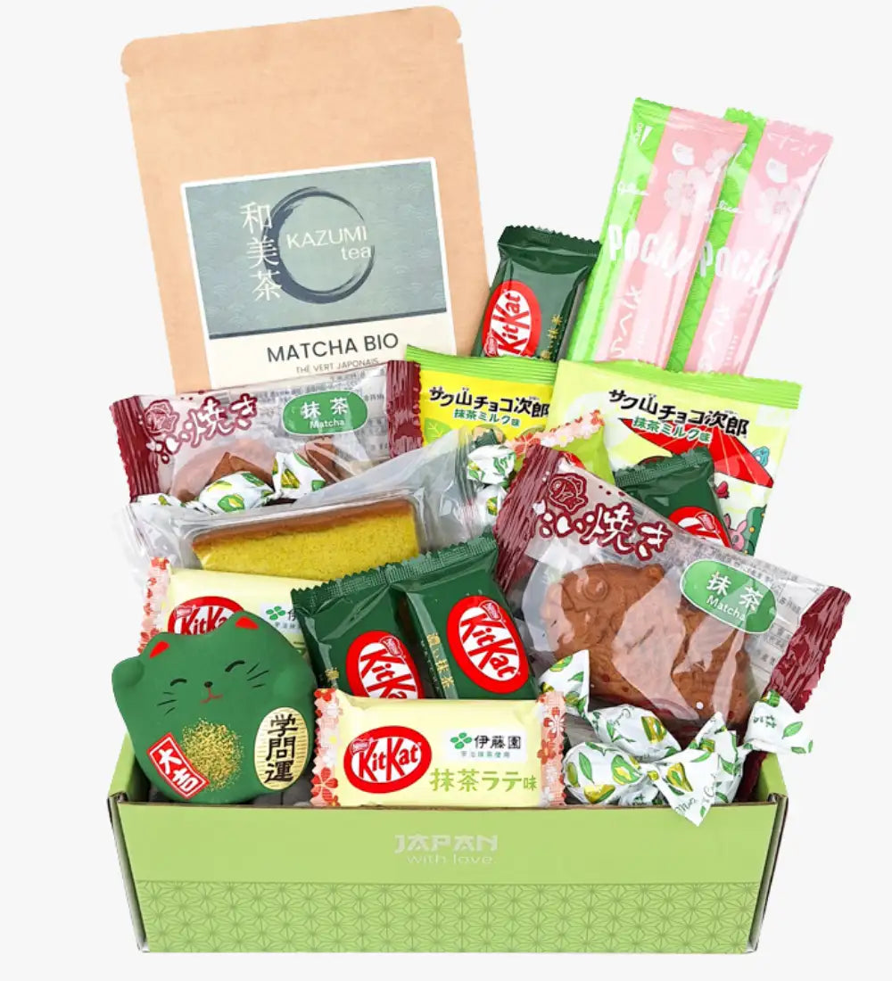 Grön japansk-tematiserad presentlåda fylld med matcha-smakande snacks och godsaker