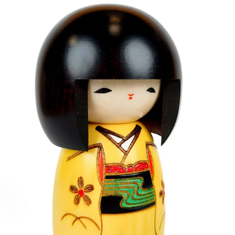 Gul Kokeshi docka