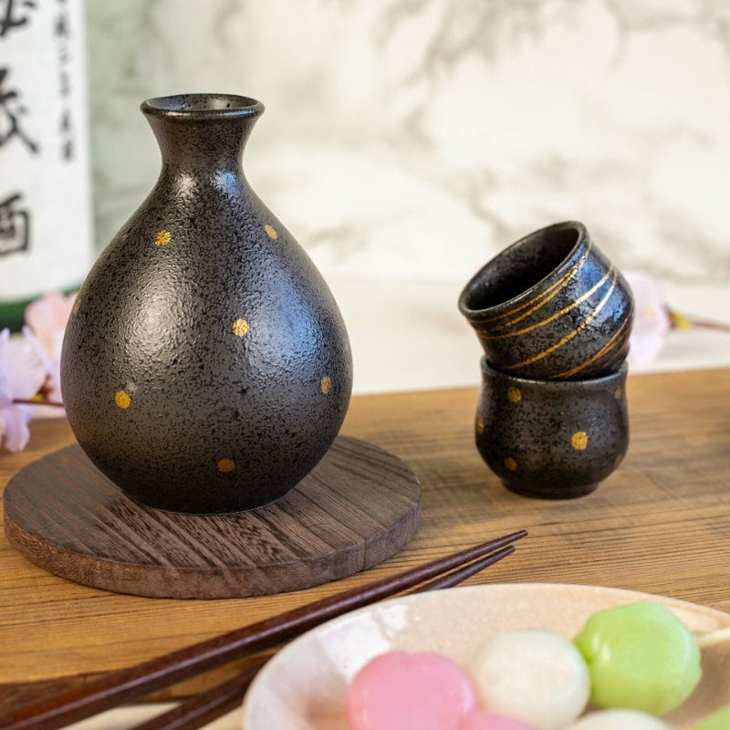 Handgjord japansk sake servering