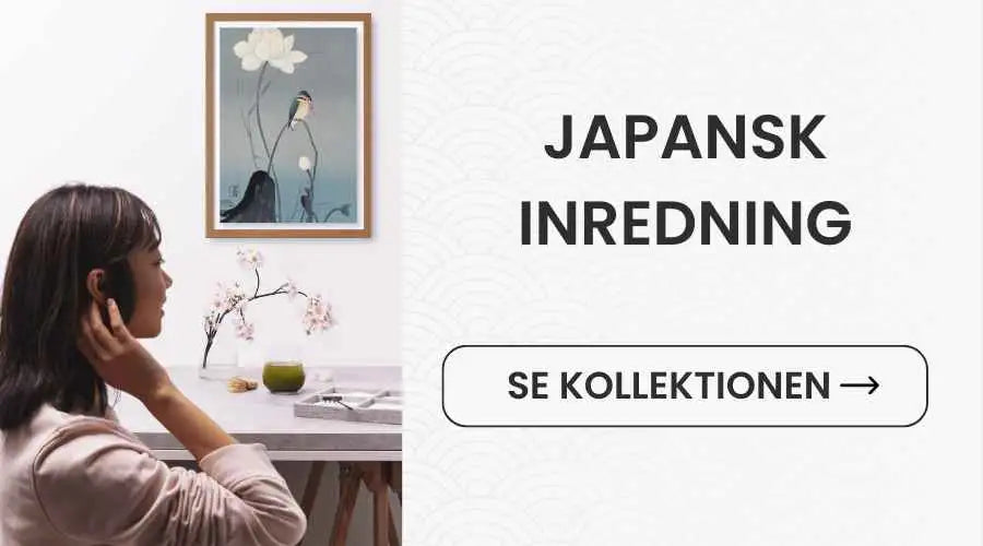 En inramad japanskinspirerad konstbild med en delikat vit lotusblomma och en liten fågel som sitter på smala grenar, placerad mot en mjukblå bakgrund.