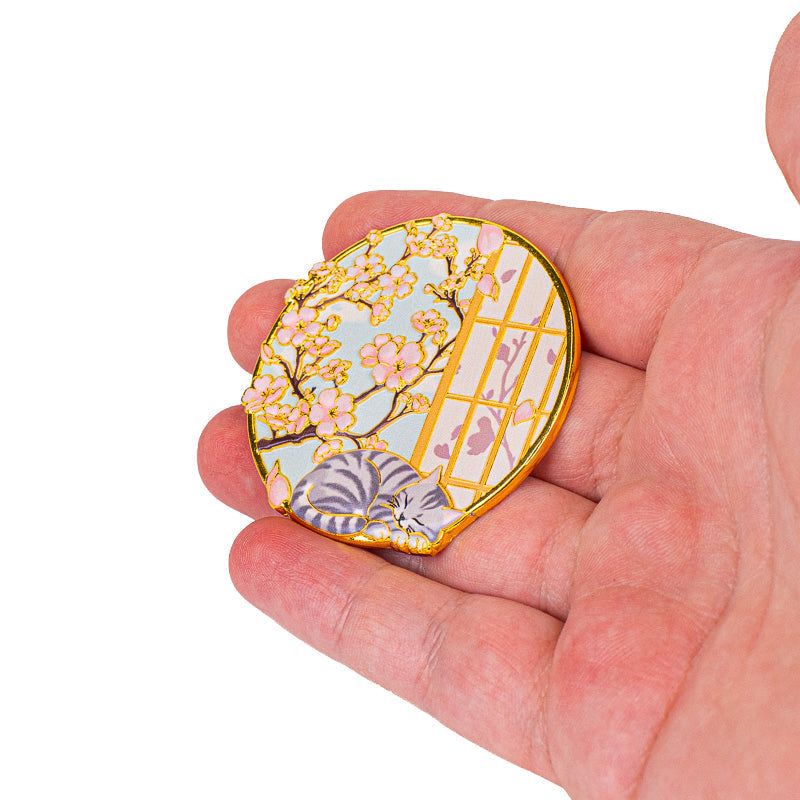 Japansk magnet i metall med motiv av katt och sakura