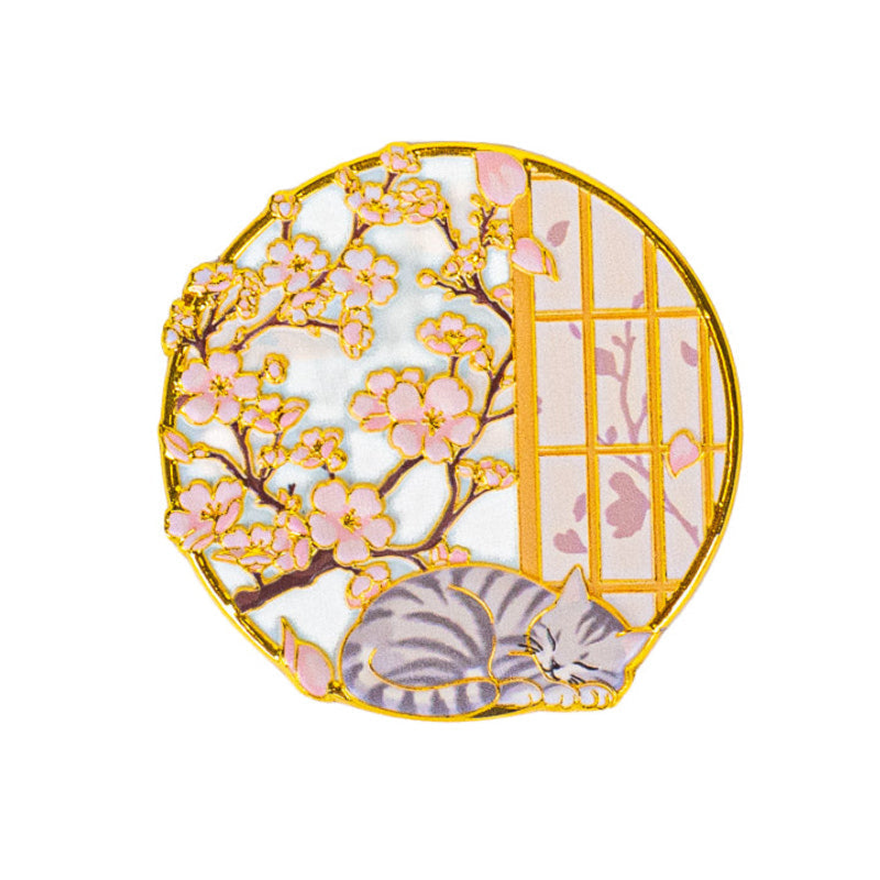 Japansk magnet i metall med motiv av katt och sakura