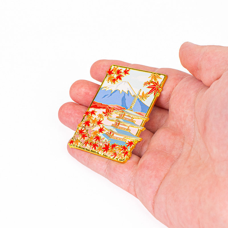 Japansk metallmagnet med motiv av Momiji pagod och berget Fuji