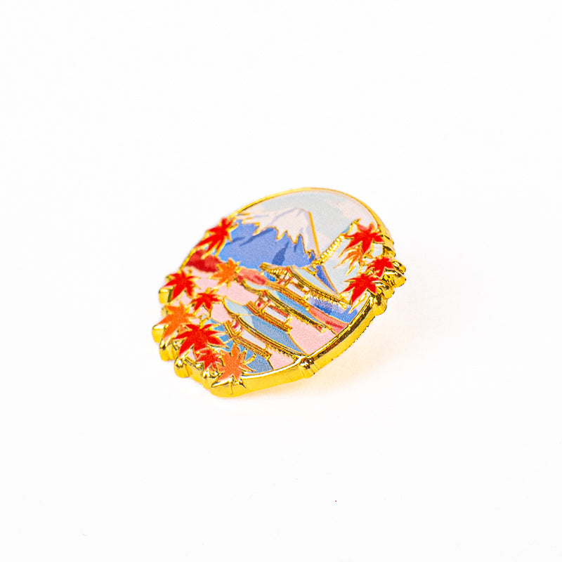 Japansk metallpin med motiv av Momiji tempel och Fuji