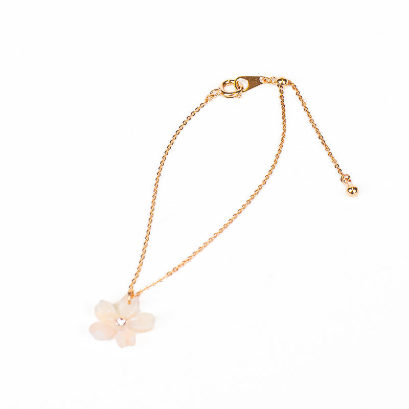 Japanskt armband med vit sakurablomma