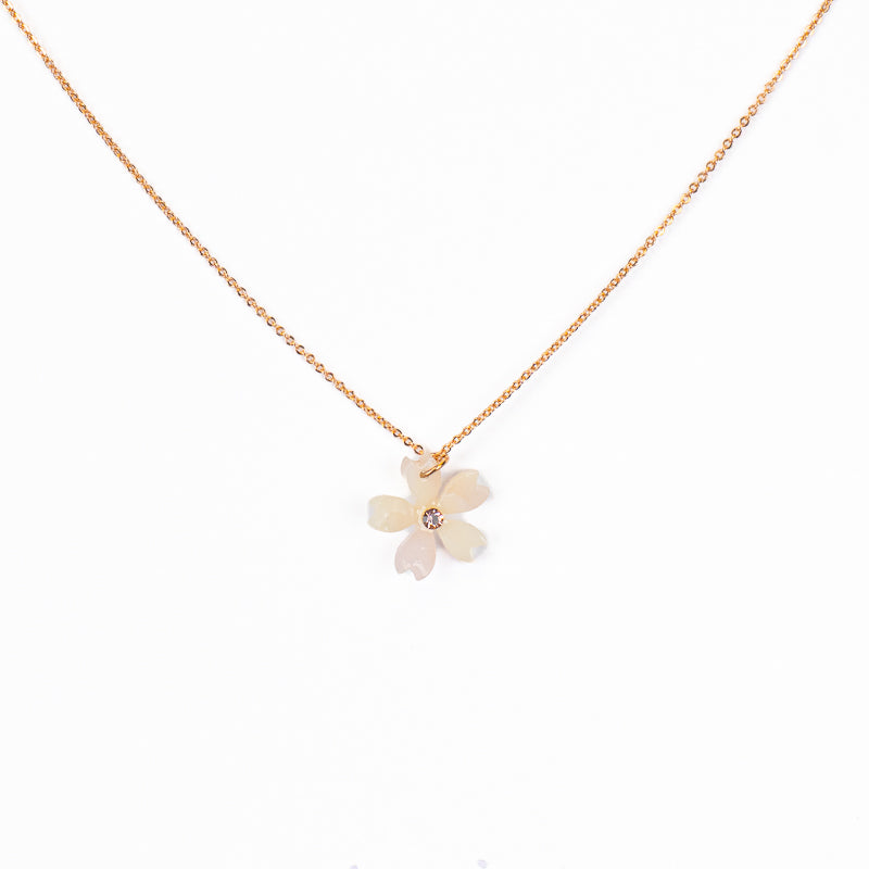 Japanskt halsband med hänge i form av en vit sakurablomma