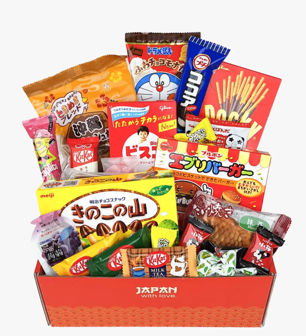 Röd kartonglåda märkt ’japan med kärlek’ fylld med blandade japanska snacks.