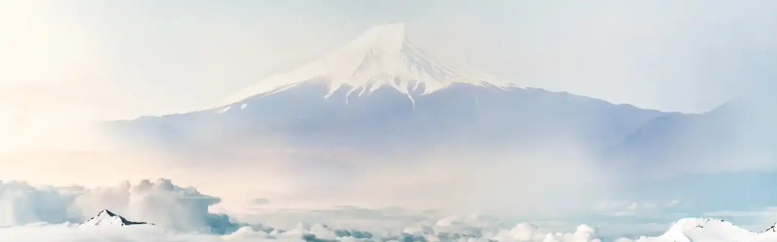 Snötäckta bergstoppen Fuji reser sig majestätiskt över ett hav av moln, dess ikoniska konformade topp glänser i mjukt ljus.