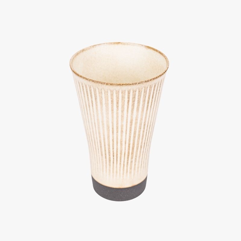 Stor beige japansk mugg